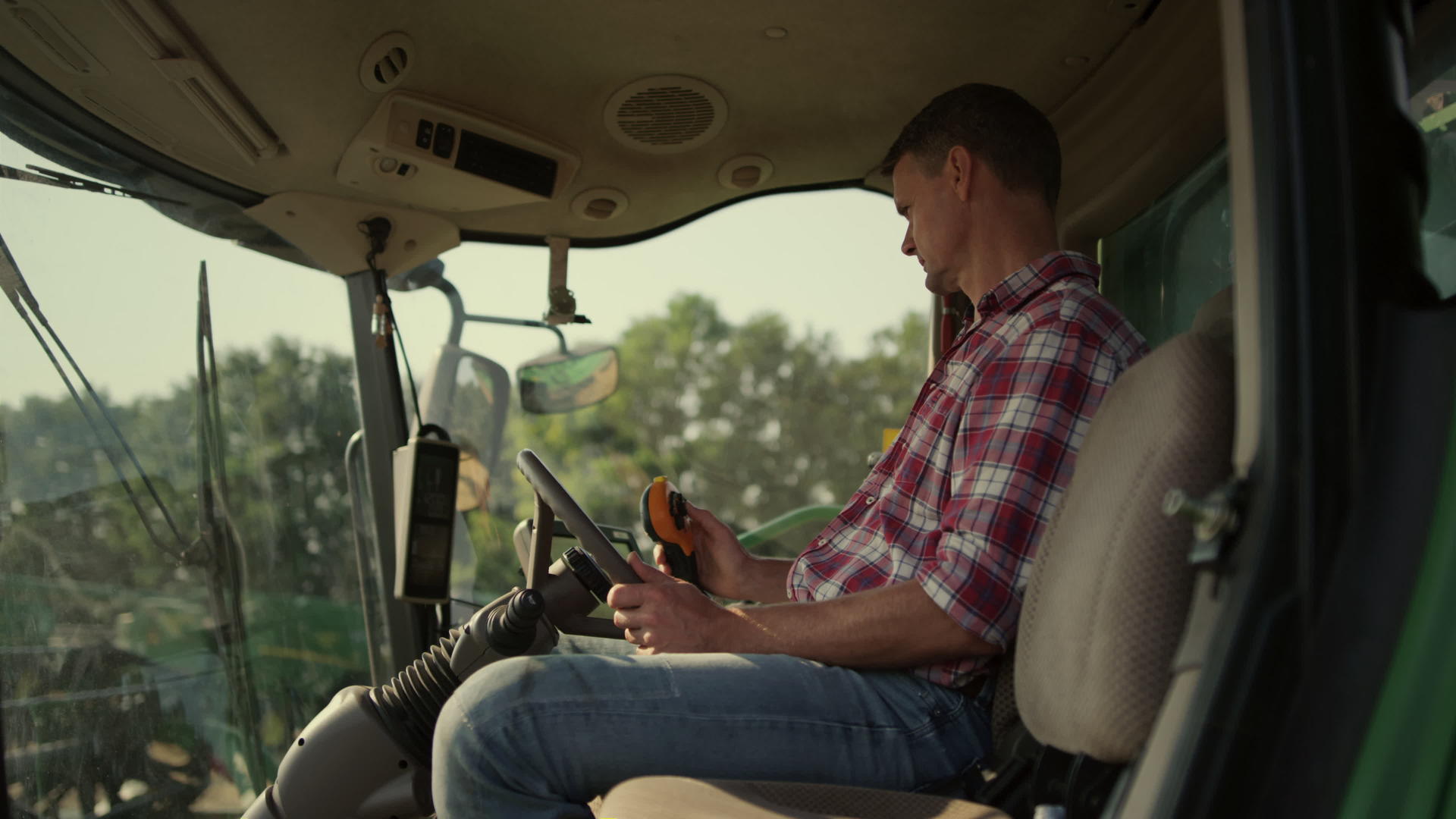 拖拉机舱由农民在农田工作视频的预览图
