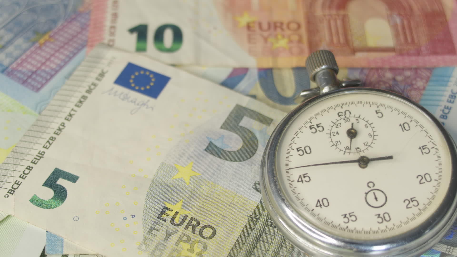 背景中的欧元纸币秒表时间是金钱的概念视频的预览图