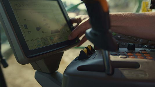 农村特写的驾驶员手控结合自动系统屏幕视频的预览图