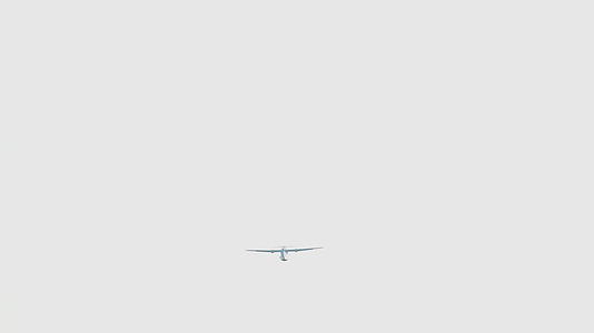 飞机在天空中飞行的高度视频的预览图