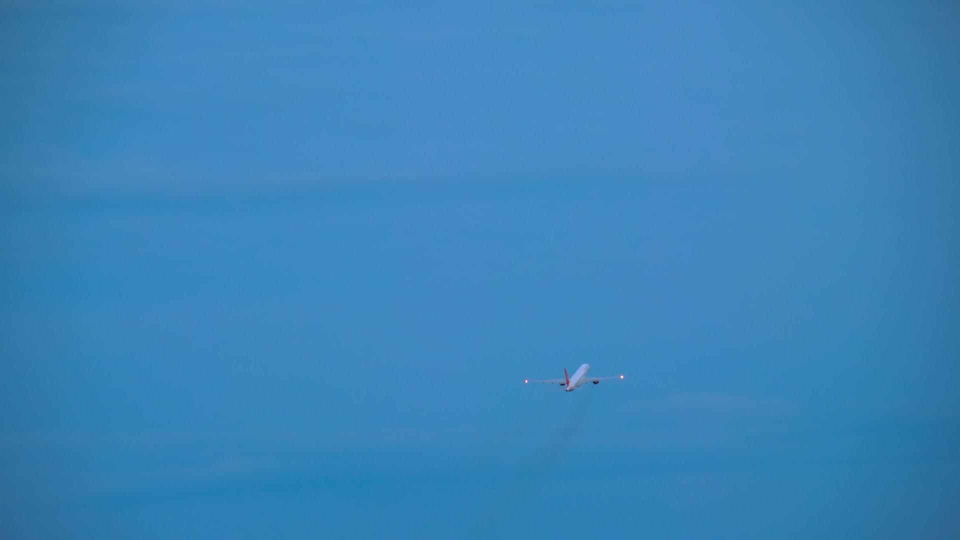 蓝天飞机飞走视频的预览图