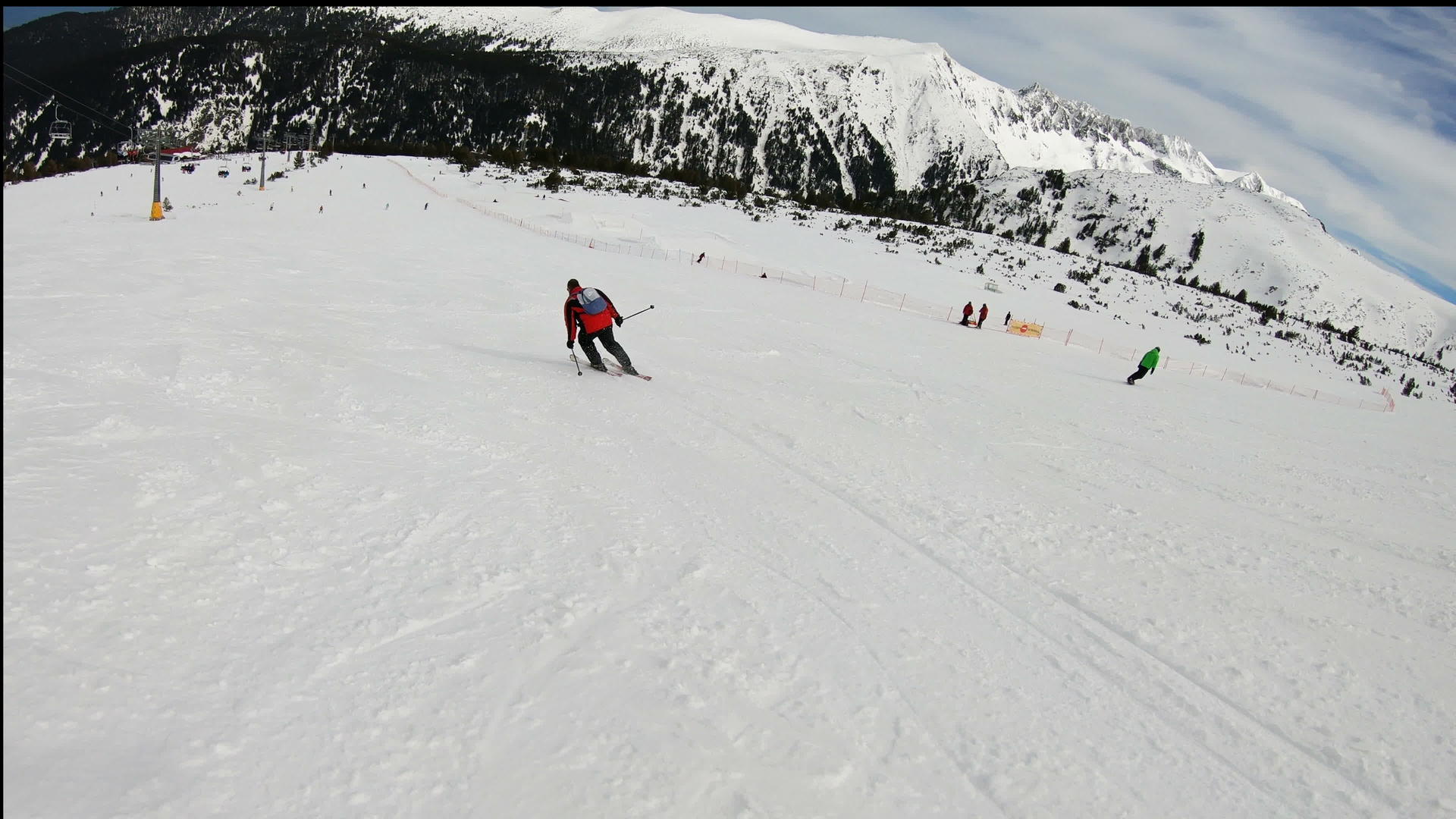 快乐的滑雪运动员在斜坡下快乐地雕刻吉姆巴视频的预览图