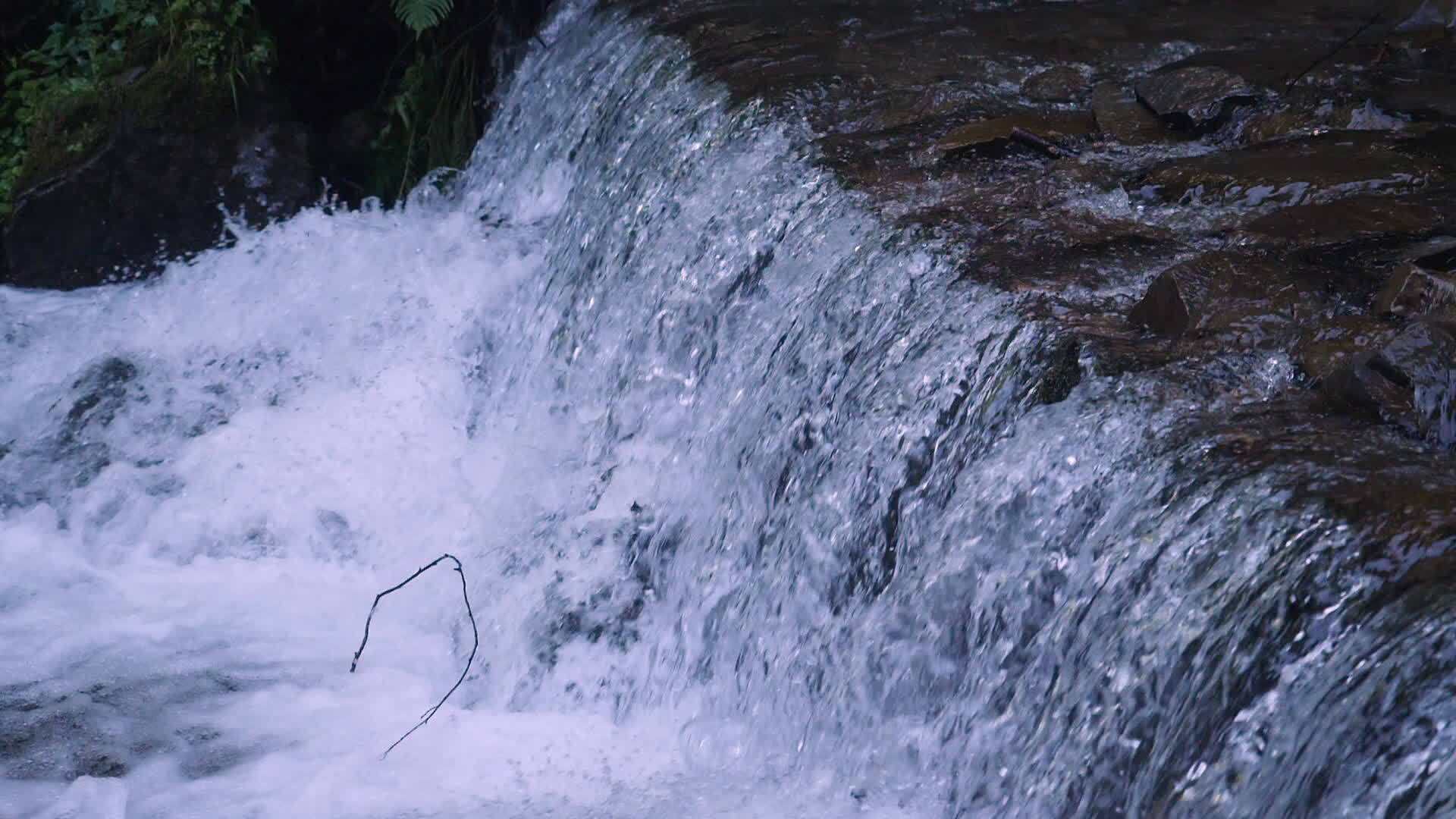 山脉和河流的快速流动和缓慢动作视频的预览图