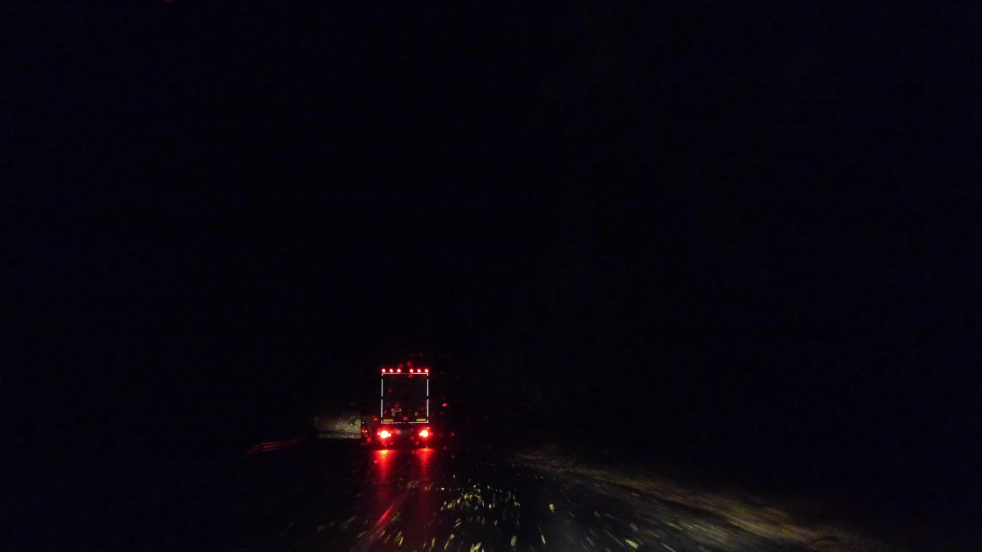 大卡车的农村道路上大卡车和卡车在雨后潮湿的道路上视频的预览图