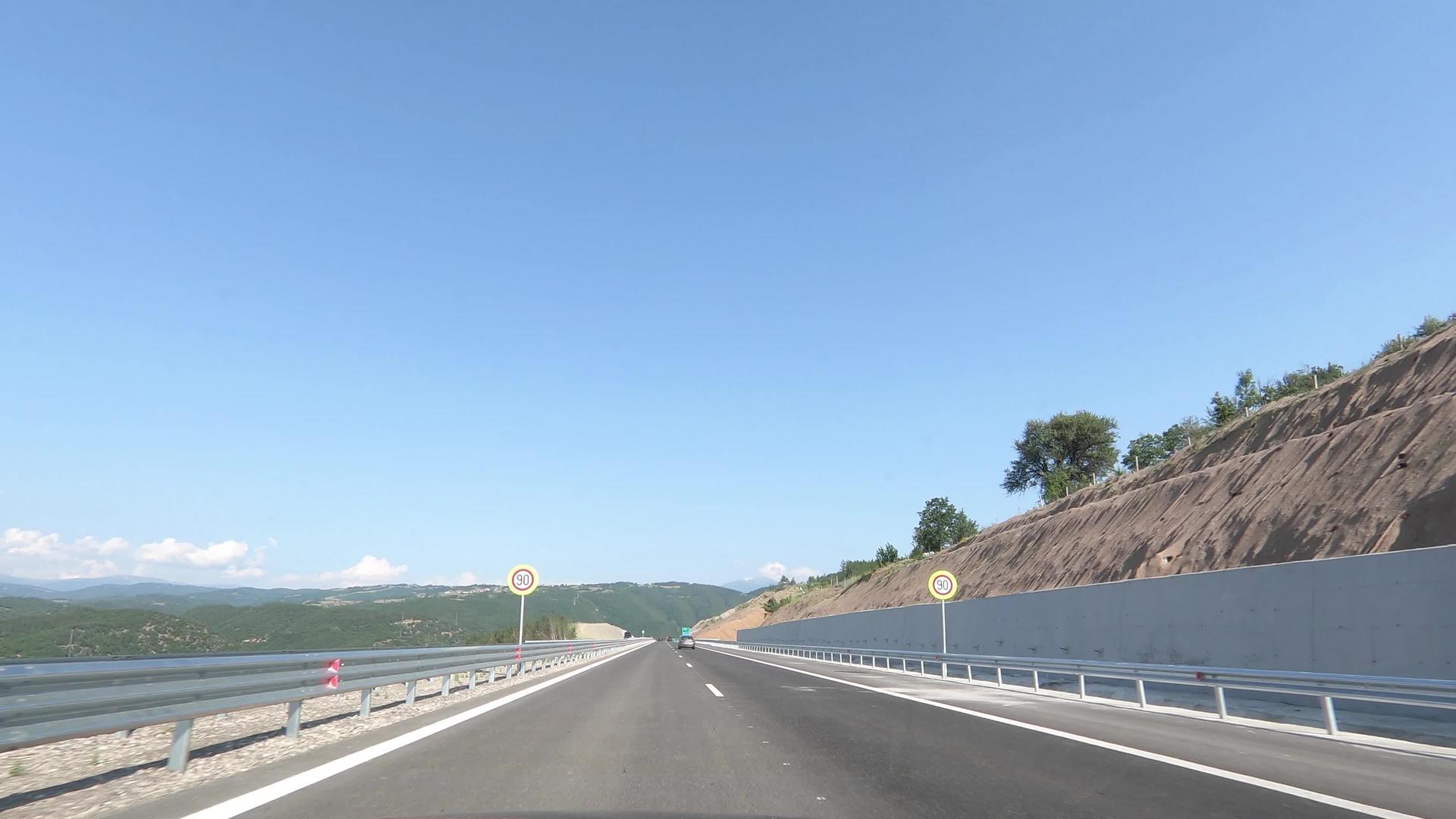 一条穿过蓝天的高速公路沥青路的汽车更喜欢风景和阳光视频的预览图