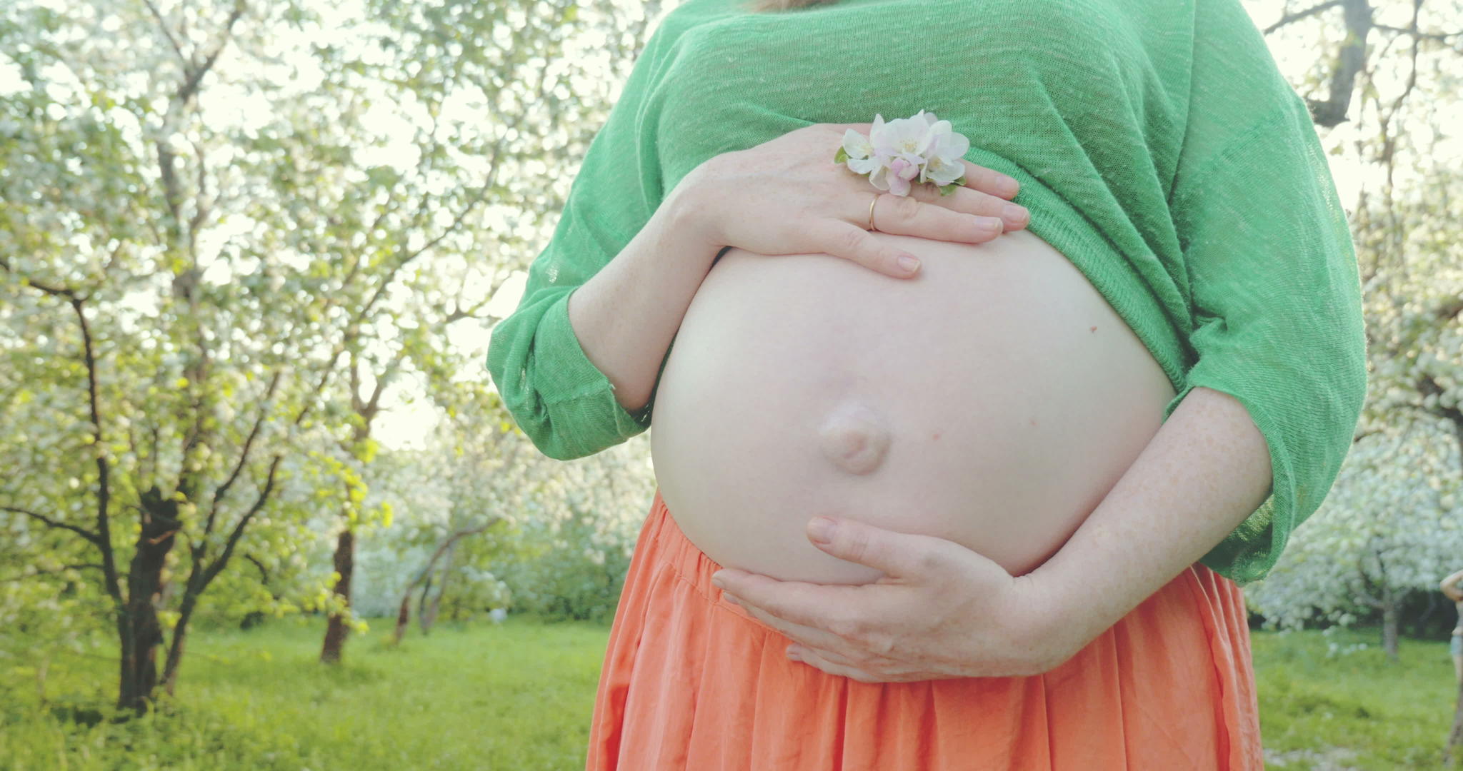 怀着大肚子的孕妇手里拿着鲜花视频的预览图