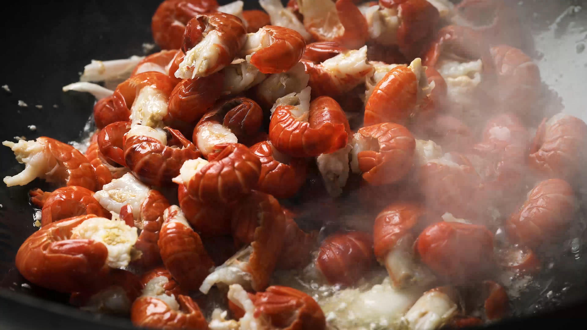 龙虾尾下油锅煸炒过程视频的预览图