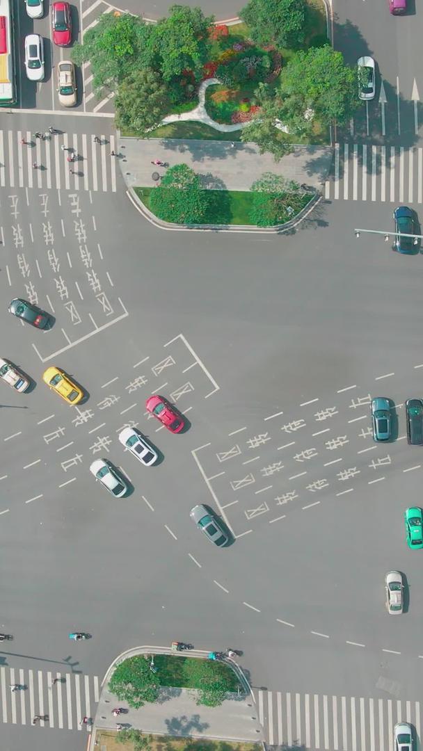 繁忙的城市十字路口道路交通交通视频的预览图