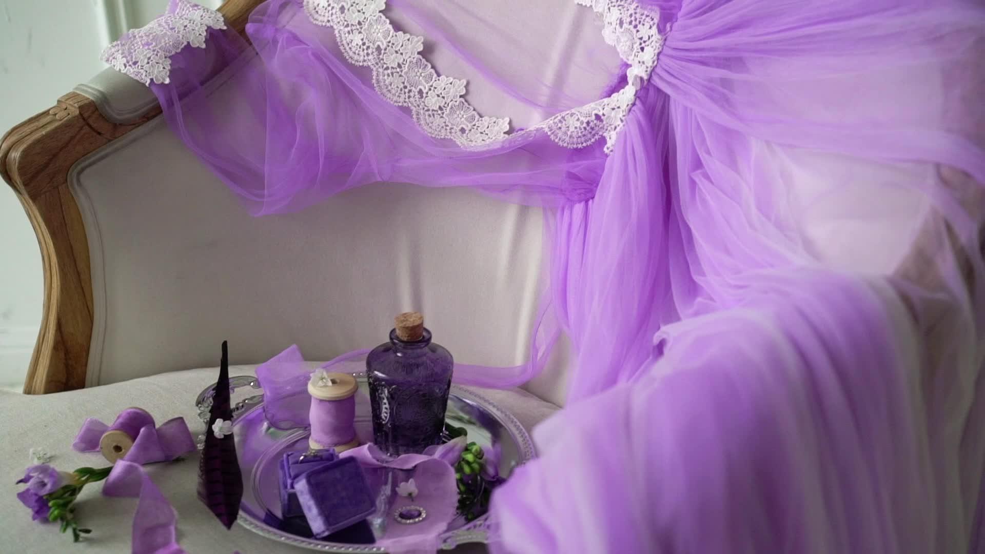 带瓶子的珠宝戒指和内衣的紫色托盘视频的预览图