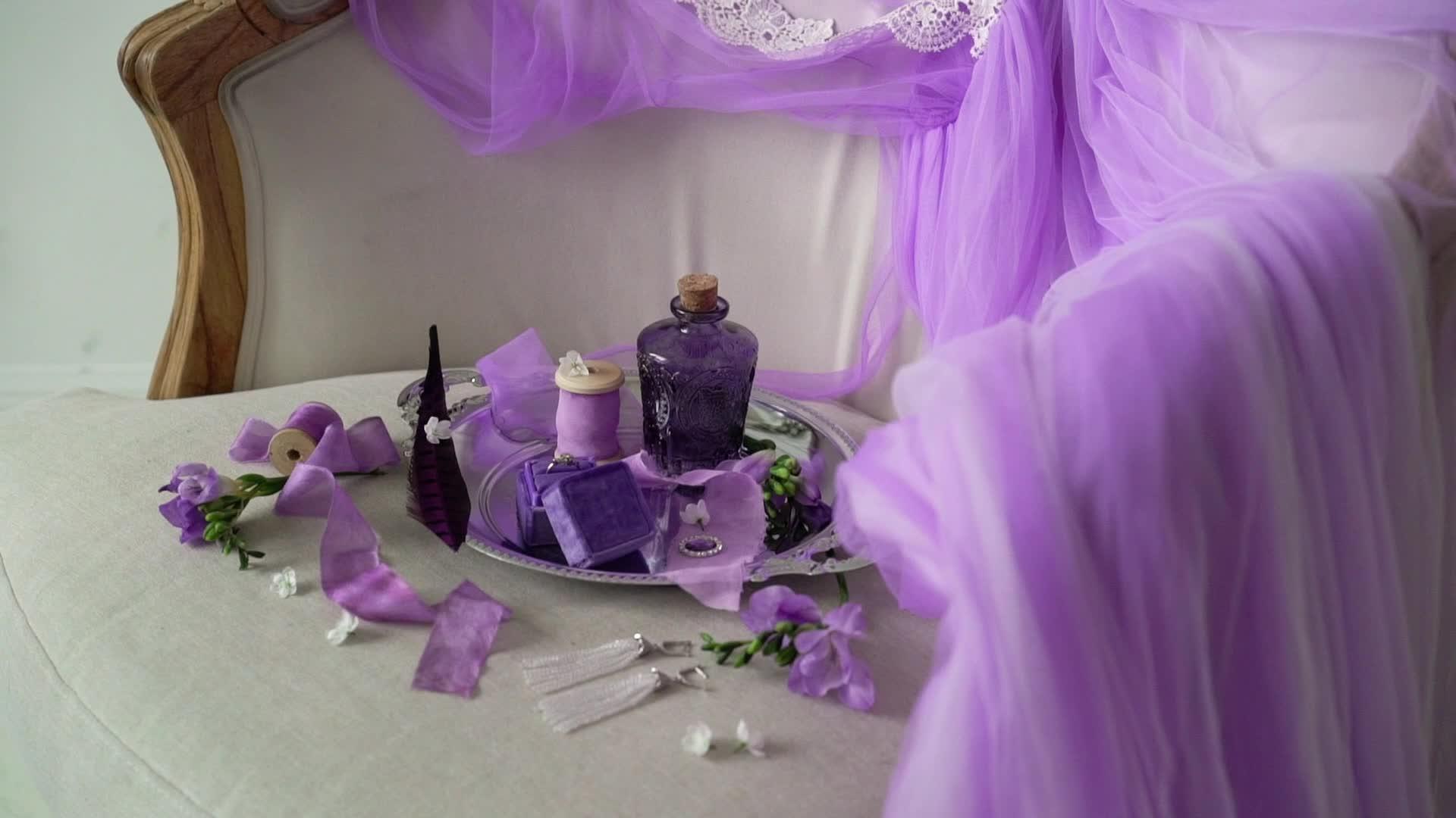 带瓶子的珠宝戒指和内衣的紫色托盘视频的预览图