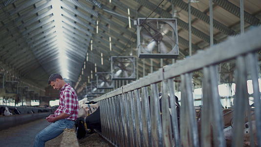 农场谷仓老板坐在农田设施上下班后休息视频的预览图