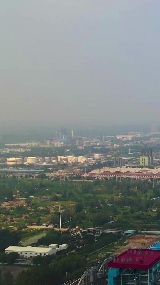 城市空气污染工厂化工厂视频的预览图