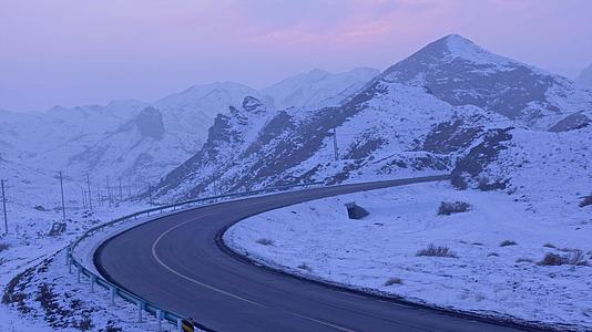新疆雪山公路延时视频的预览图
