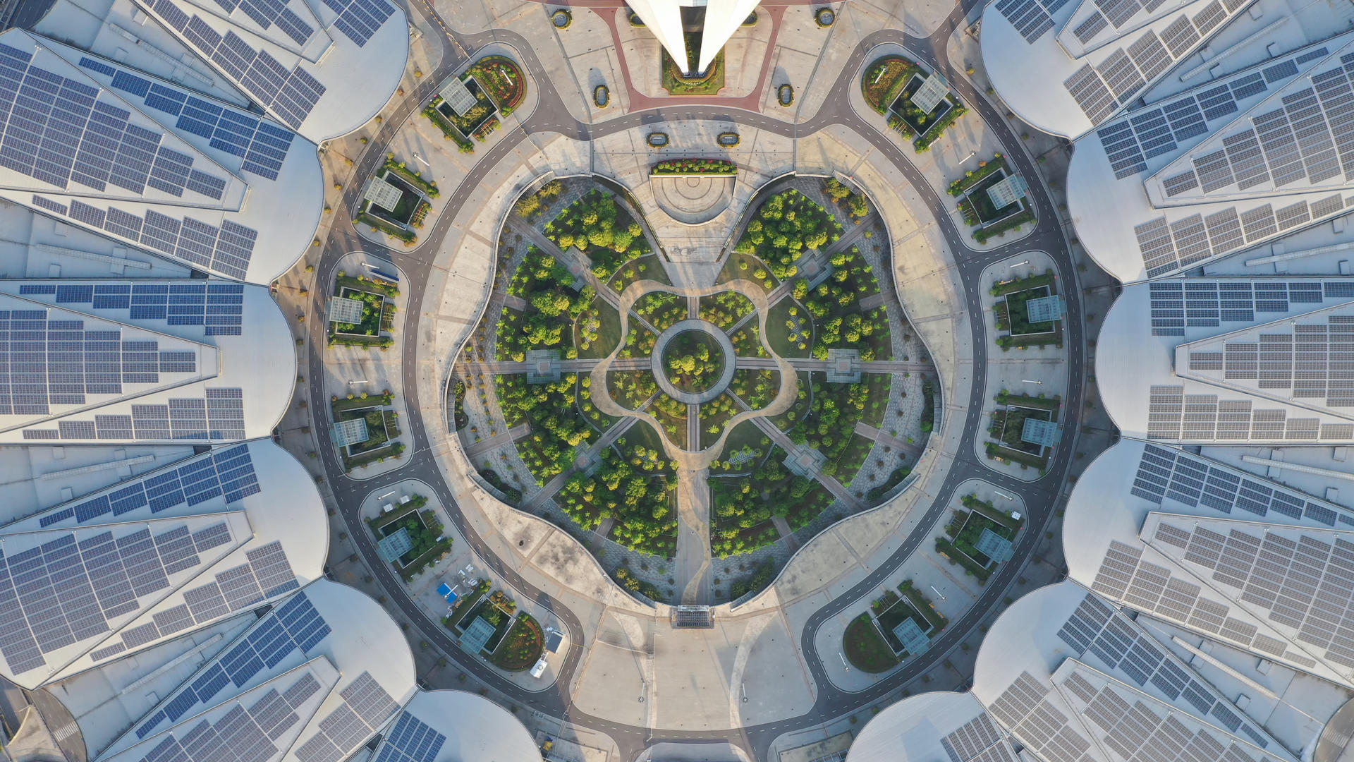 航拍城市风光武汉地标建筑国际博览中心全景4k素材视频的预览图