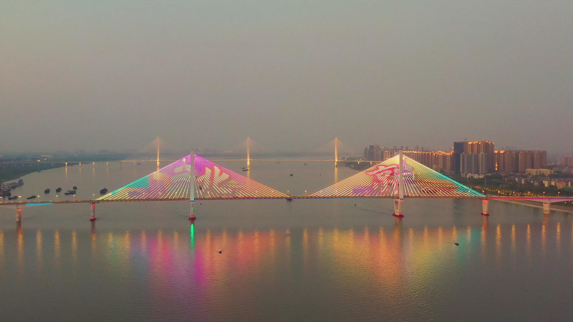 航拍武汉长江二桥灯光秀视频的预览图