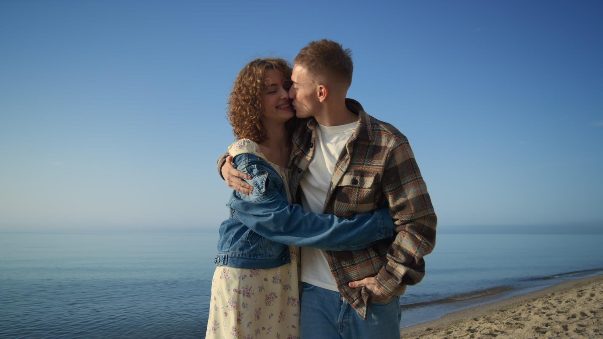 性格开朗的夫妇在美丽的海岸约会视频的预览图