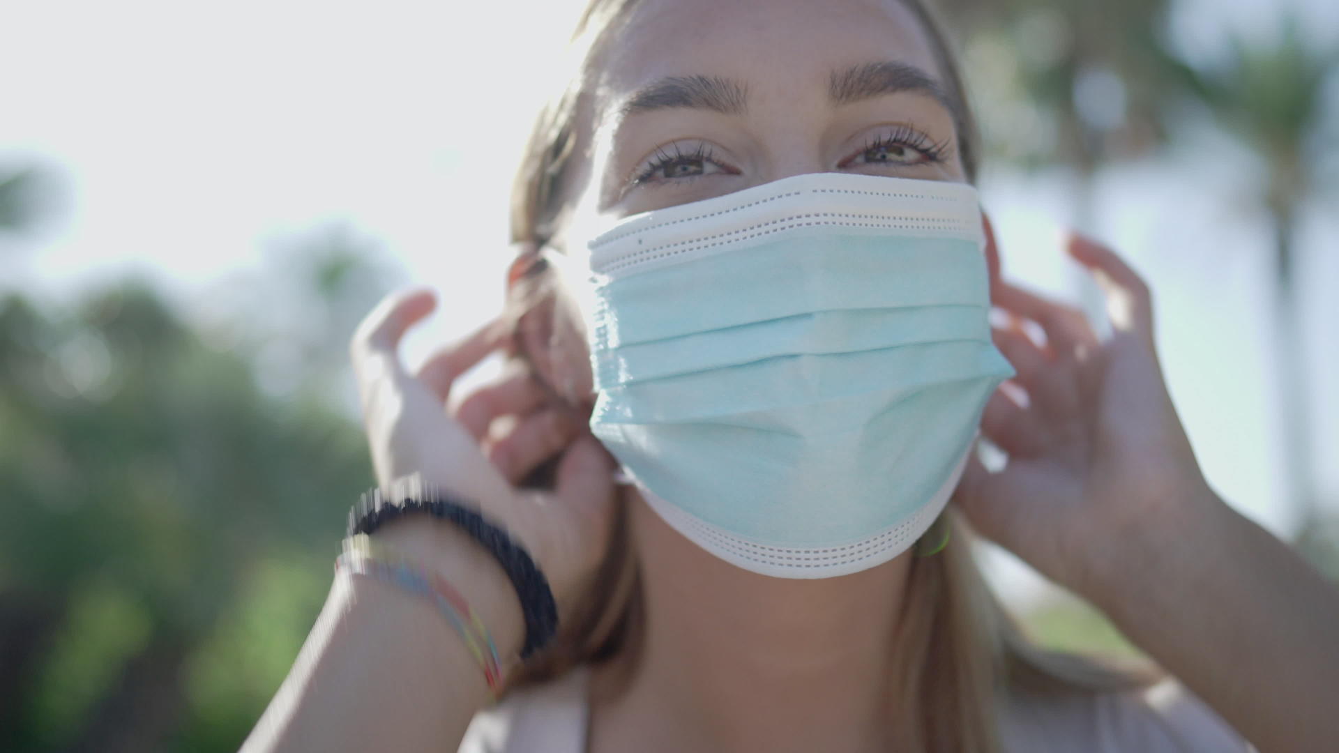 佩戴自信的医用面罩将安全防护贴近美女的脸庞视频的预览图