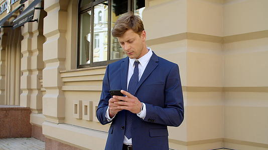 利用户外移动电话仔细考虑商务人士的肖像视频的预览图