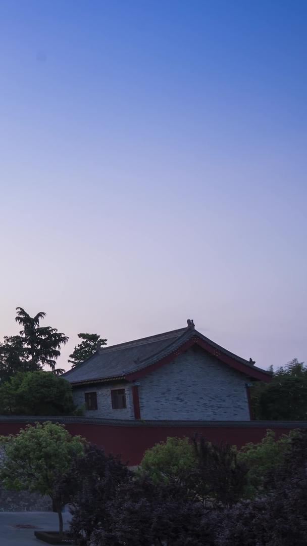 日出延迟的西安5A景区大雁塔视频的预览图