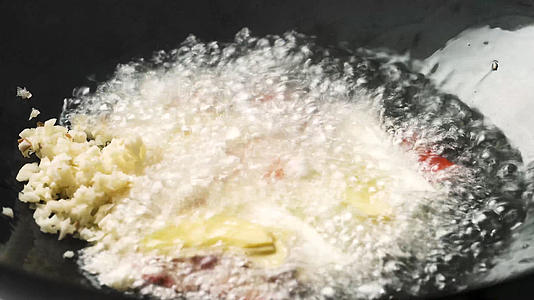 热油锅煸炒葱姜蒜视频的预览图