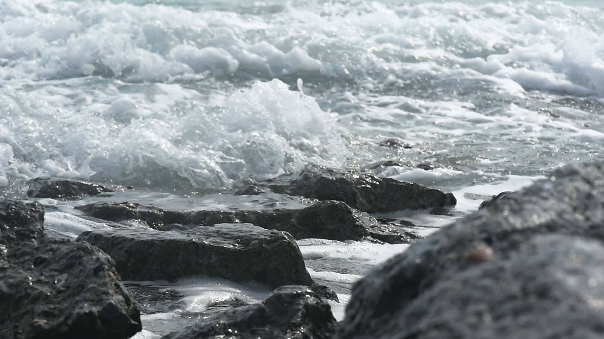 海浪撞上悬崖慢动作视频的预览图