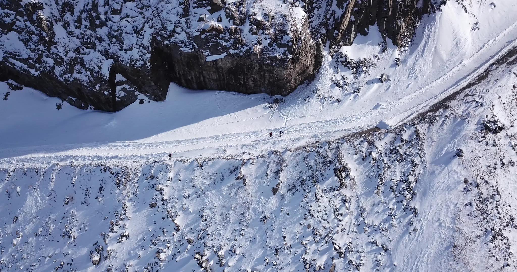 一群人爬上了峡谷的雪道视频的预览图