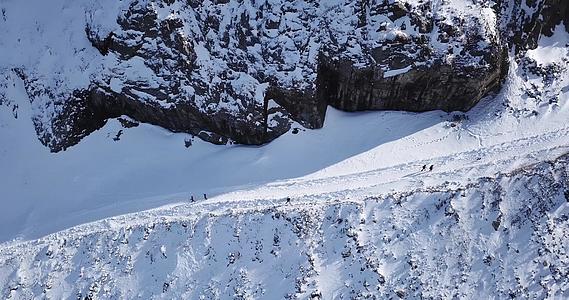 一群人爬上了峡谷的雪道视频的预览图