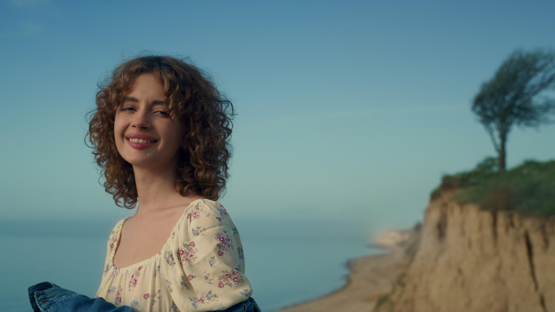 幸福的肖像女士在美丽的沙滩上微笑视频的预览图