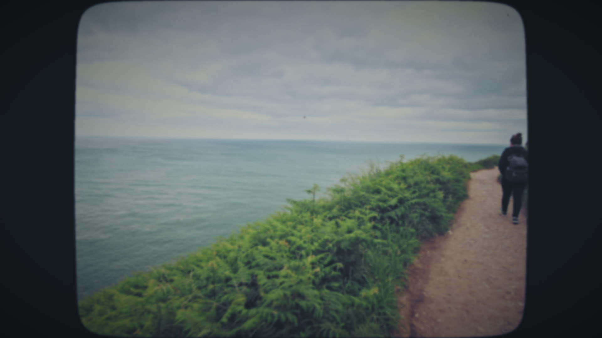 女人在海边的悬崖上行走视频的预览图