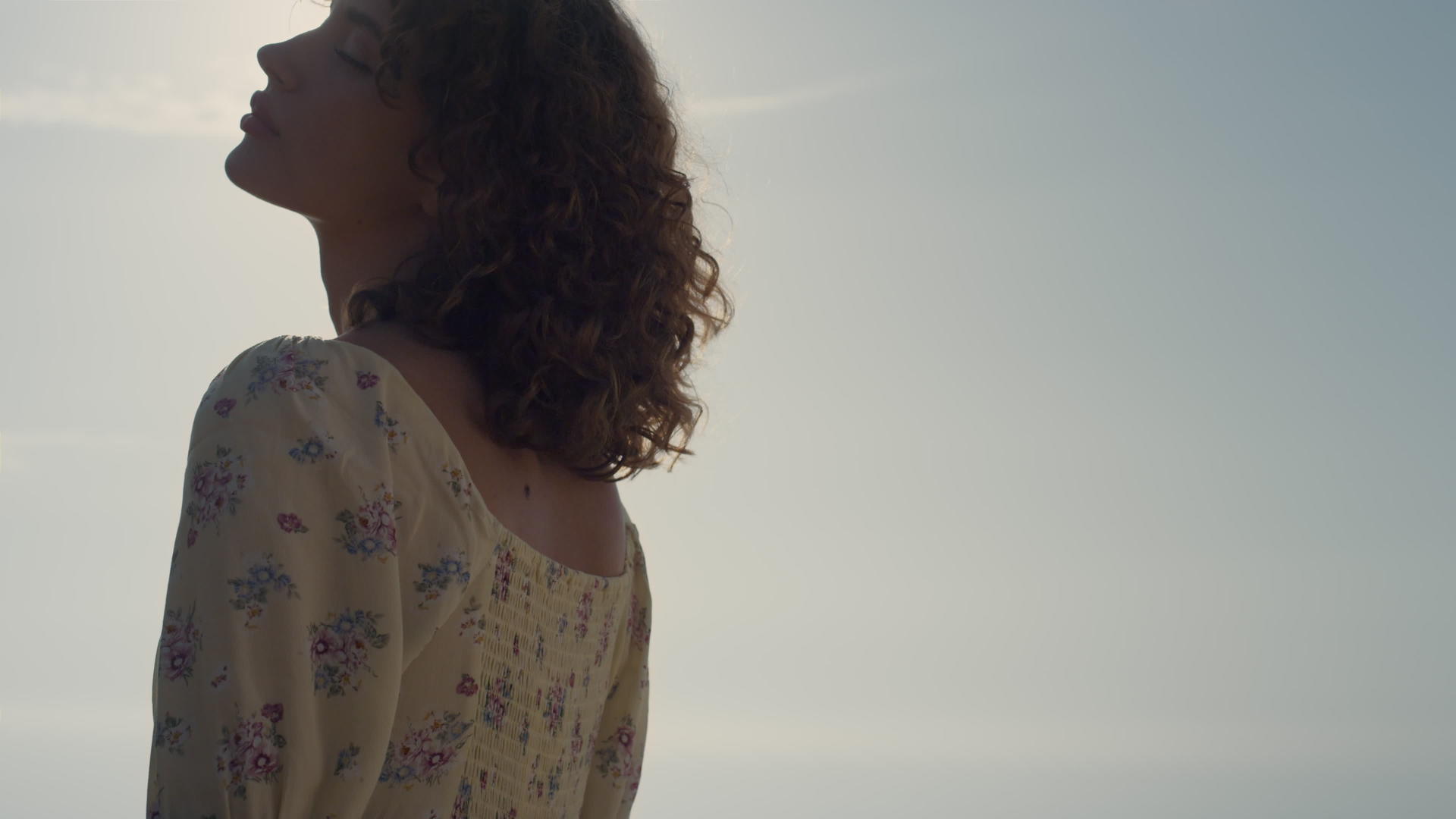美丽的女士站在海边享受阳光视频的预览图