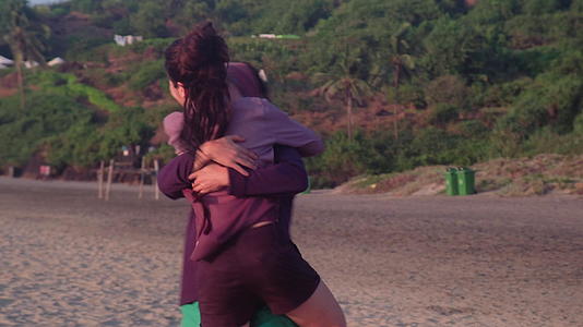 相爱的年轻情侣在海滩上享受时光视频的预览图