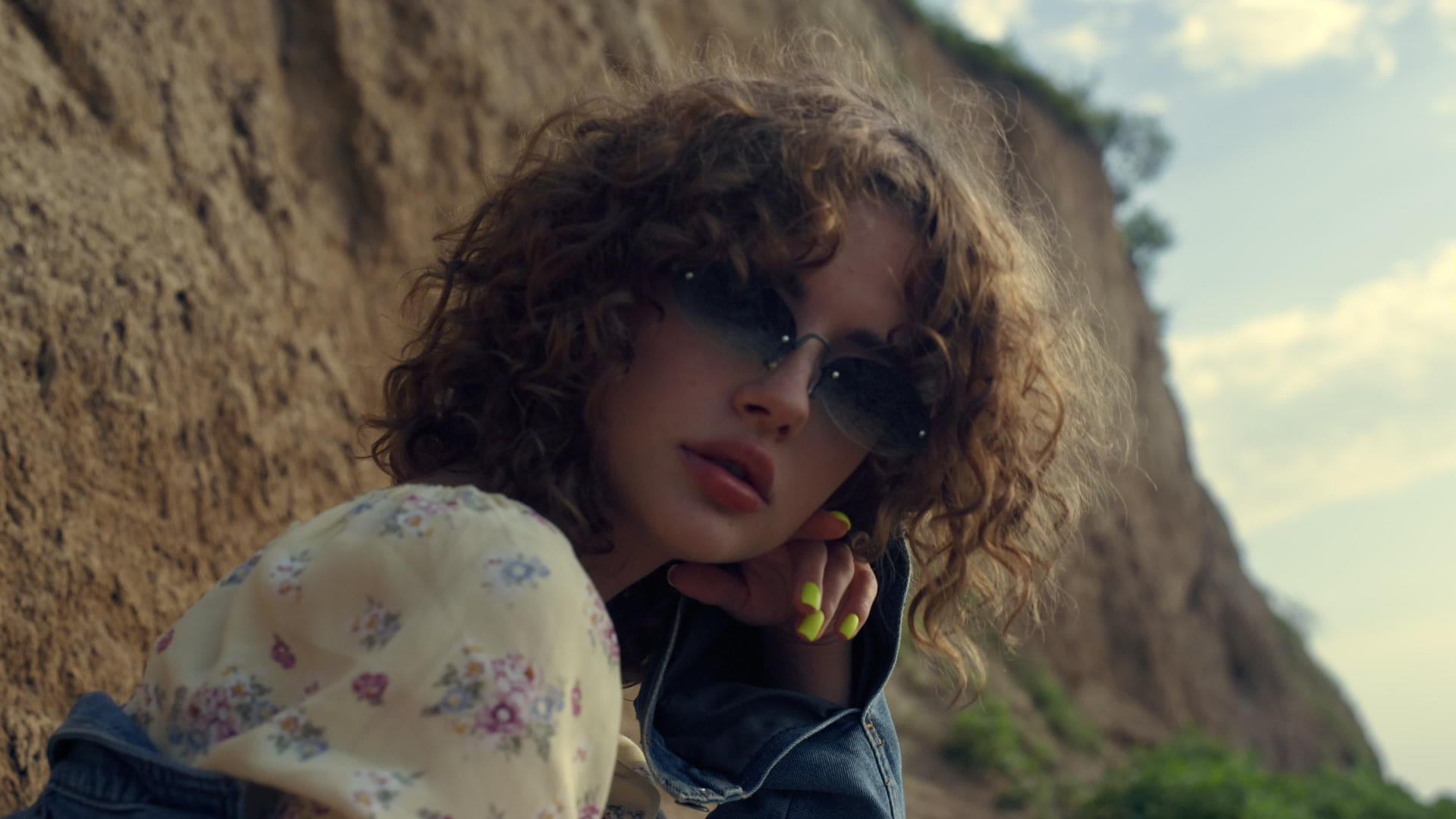 一个迷人的女孩在前面的沙丘上戴着墨镜视频的预览图