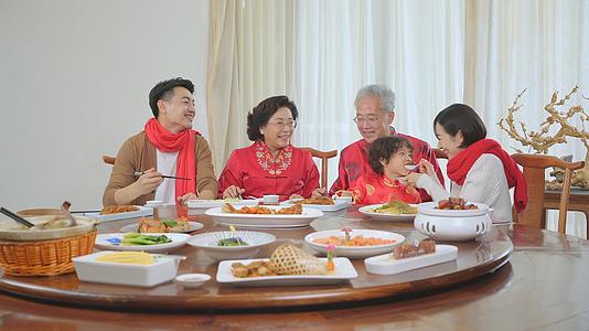 4K一家人开心吃着年夜饭视频的预览图