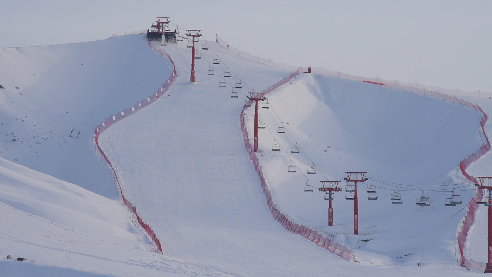 新疆冬季滑雪场高帧率实拍视频的预览图