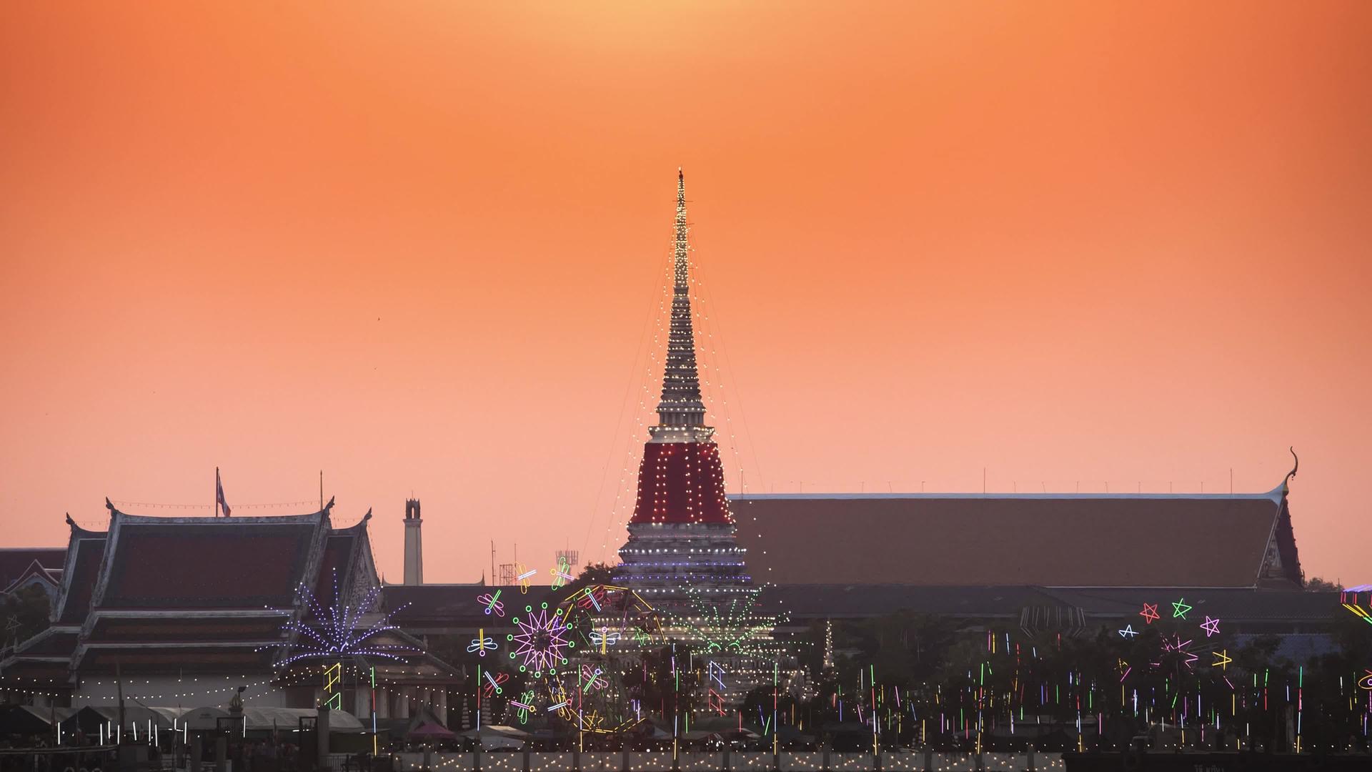 塔塔寺和日落在五彩缤纷的天空下视频的预览图
