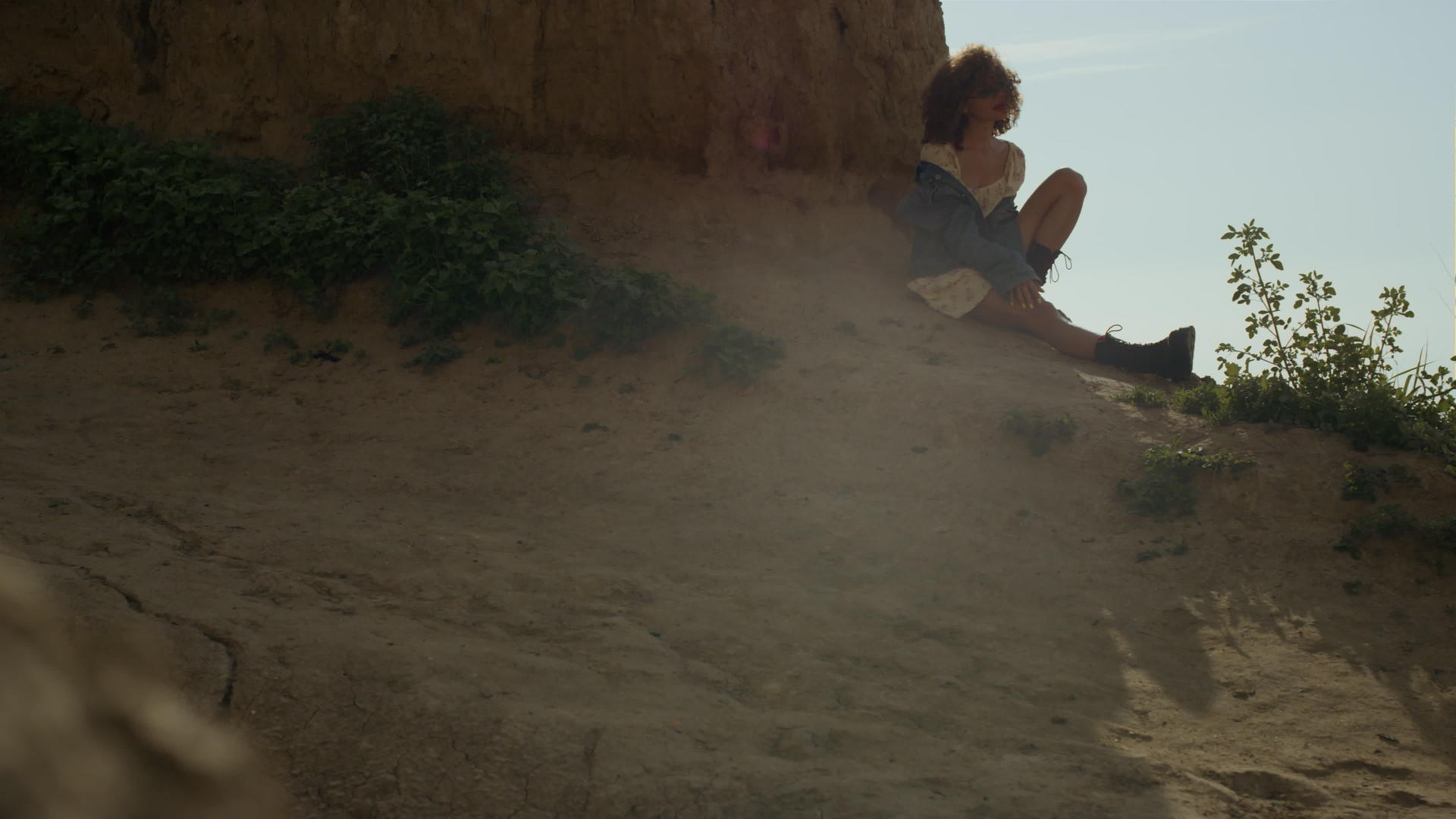 美丽的女人在空旷的海边放松倾斜的沙丘视频的预览图