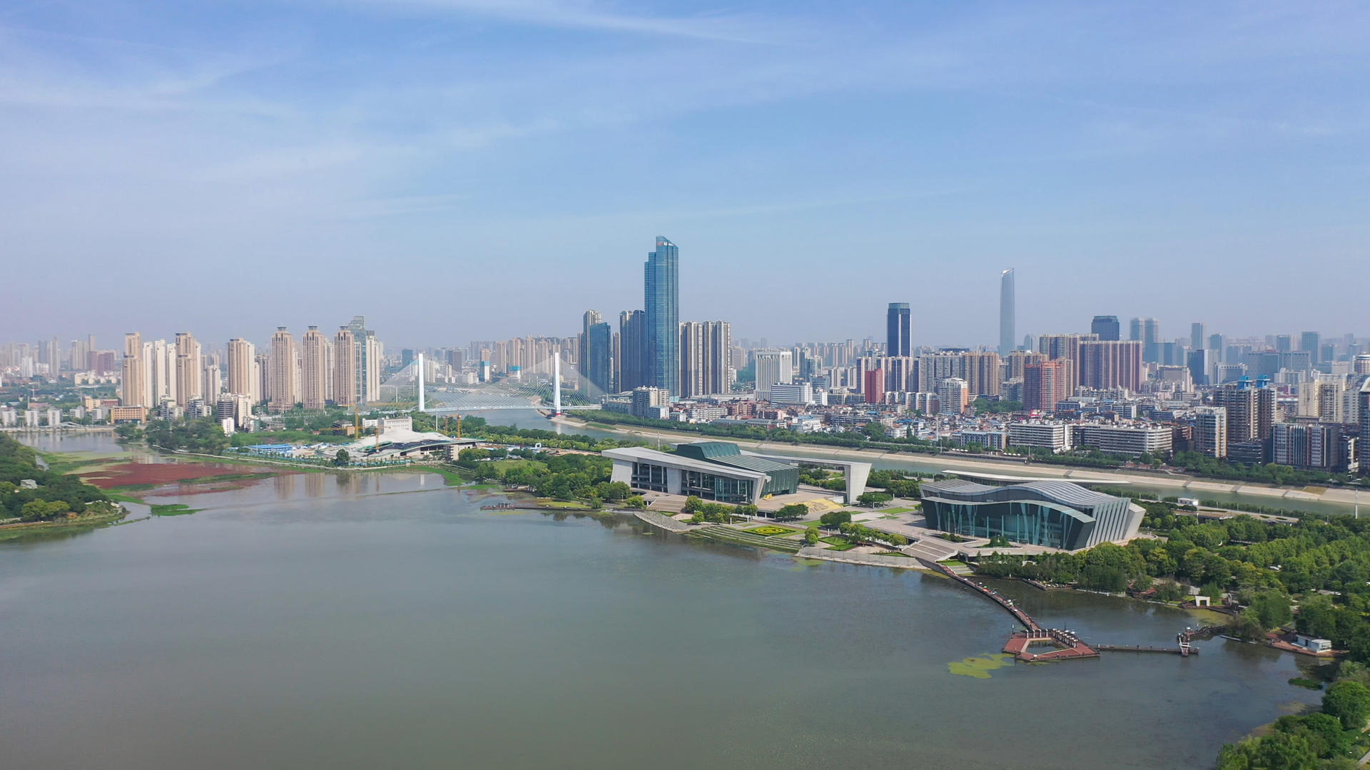 航拍城市武汉城中湖月湖自然湖景风光4k素材视频的预览图