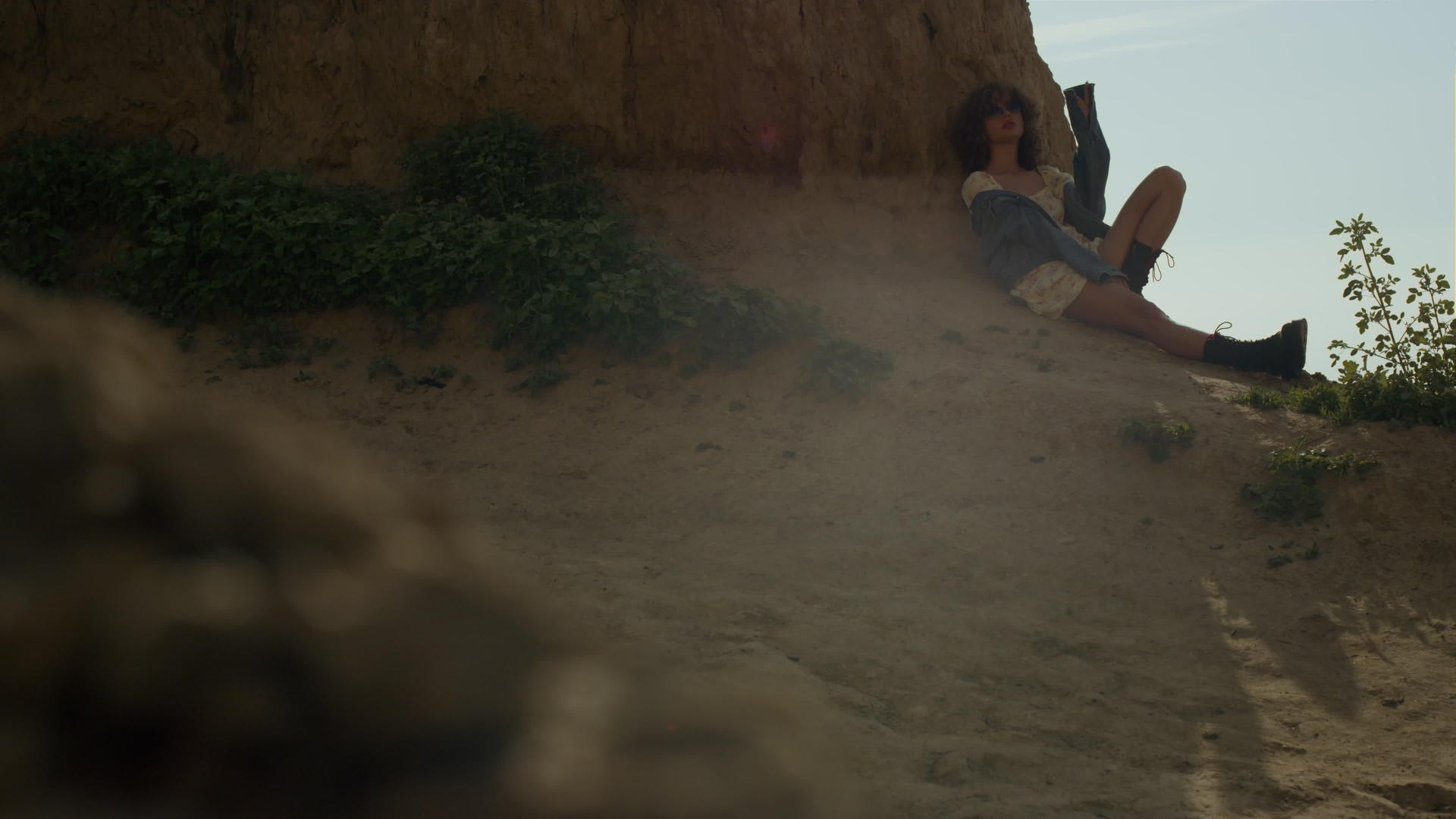 放松的女人靠在海边放松的悬崖上视频的预览图