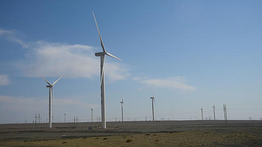 新疆戈壁风力发电国家电网输电线路实拍视频的预览图