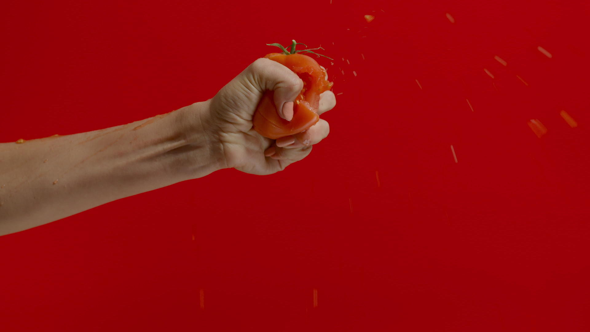 从红底番茄中挤出汁液视频的预览图