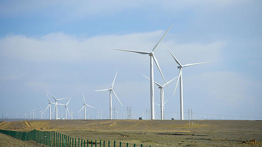 新疆戈壁风力发电国家电网输电线路实拍视频的预览图