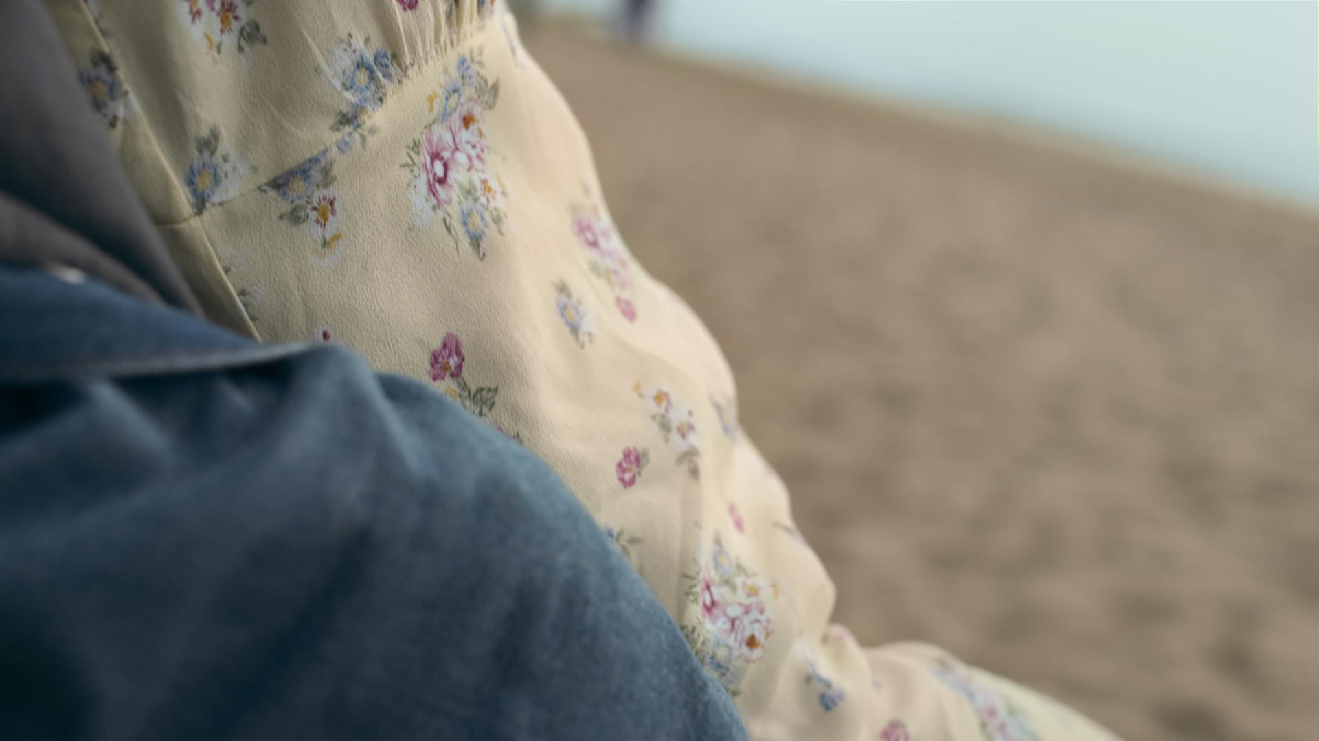 阳光明媚的日子里迷人的女人站在沙滩上休息穿着华丽的裙子视频的预览图