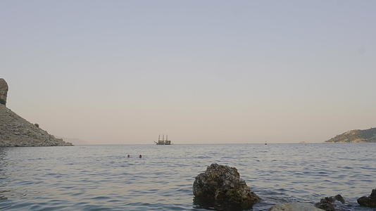 令人惊叹的海景帆船漂浮在海浪上视频的预览图
