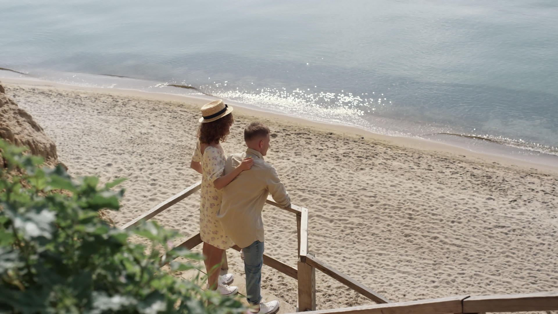 拥抱站立的沙滩楼梯浪漫享受夏日的海景视频的预览图