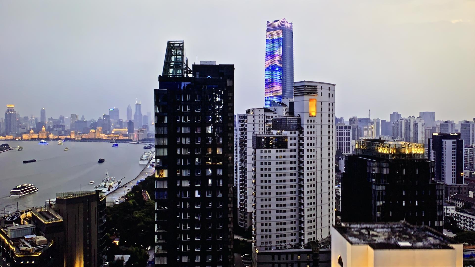上海北外滩航拍垂直上升视频的预览图