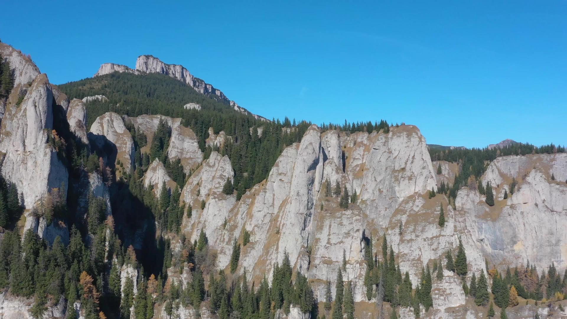 秋天罗马尼亚喀尔巴阡山脉的岩石地貌视频的预览图