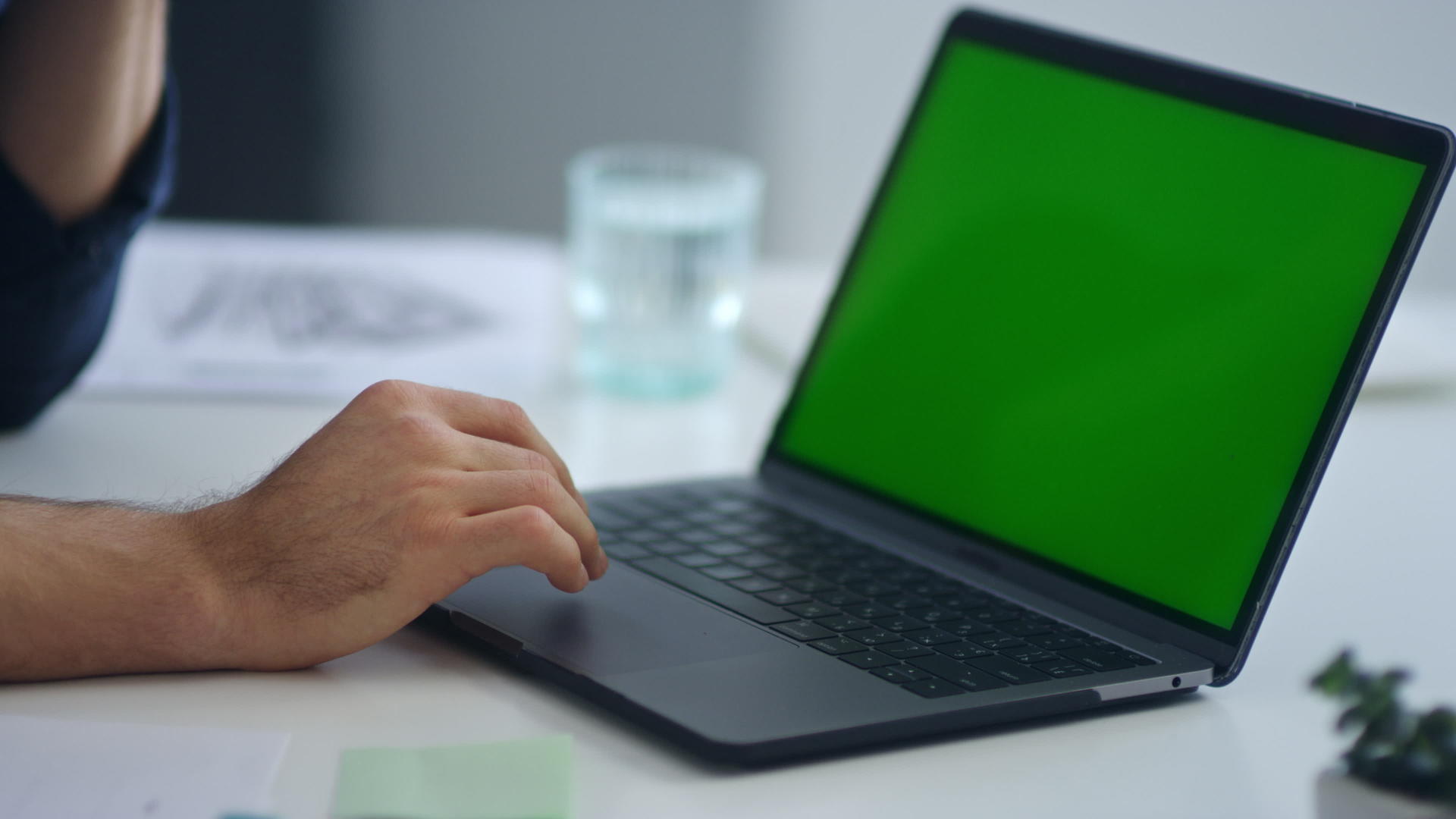 男人在笔记本电脑上用绿屏打字视频的预览图