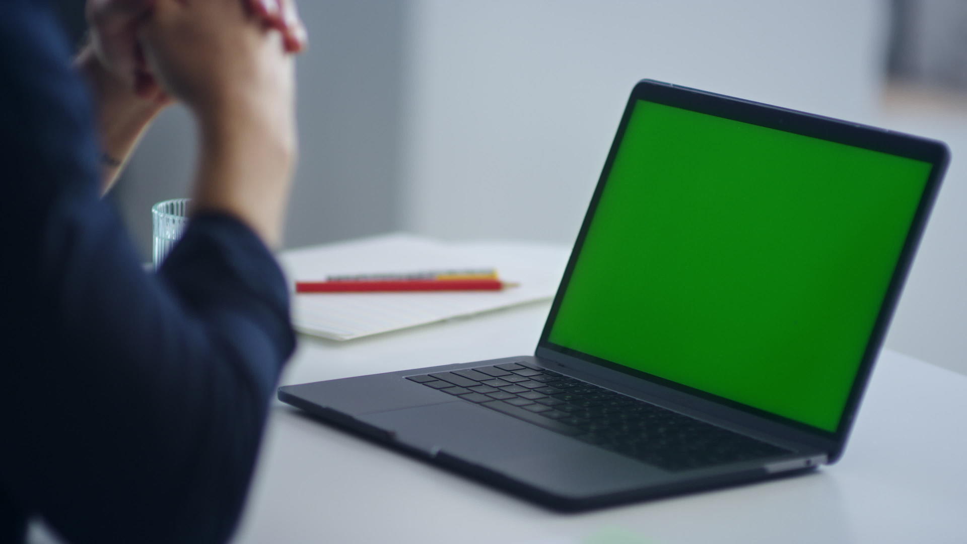 商人正在寻找绿色电脑笔记本视频的预览图