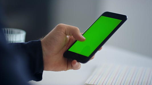 商务人士在绿色屏幕上移动短信片视频的预览图