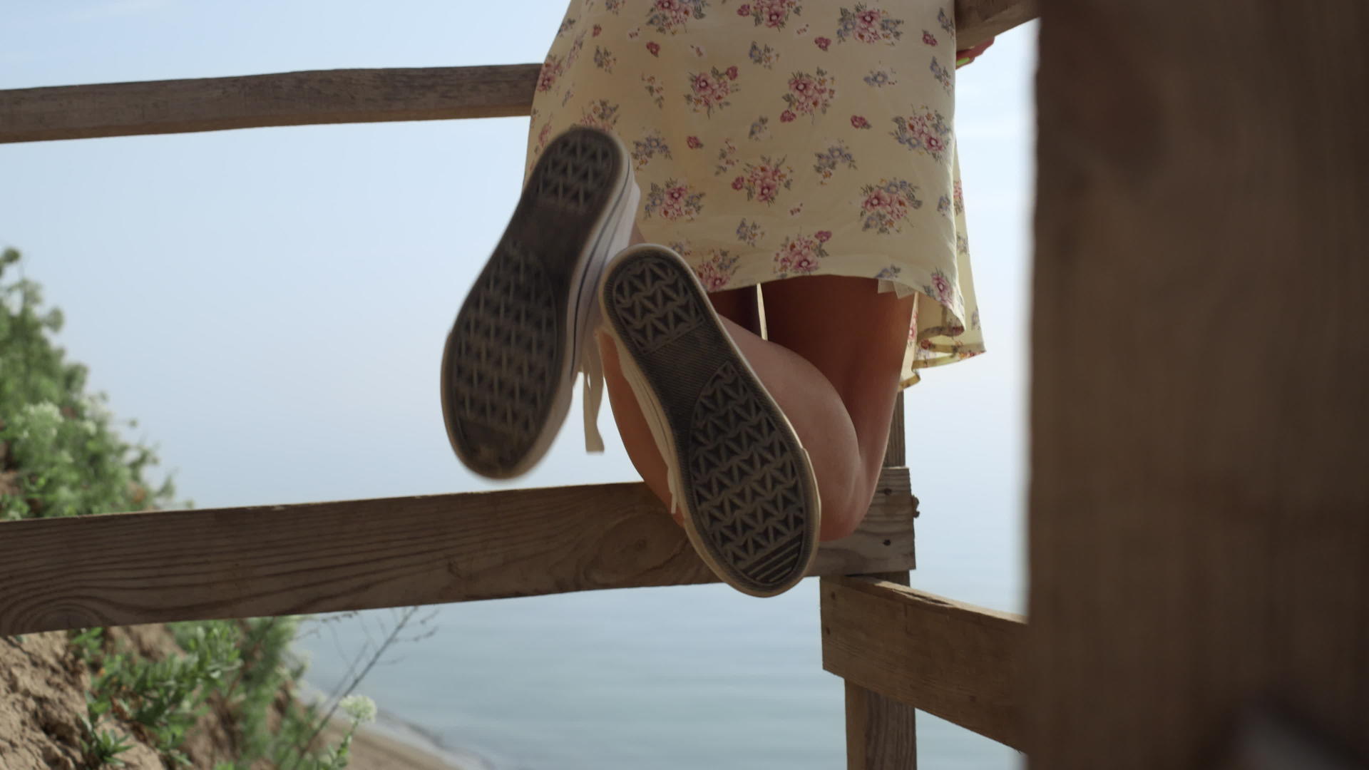 身穿运动鞋的苗条女孩腿在海洋附近视频的预览图